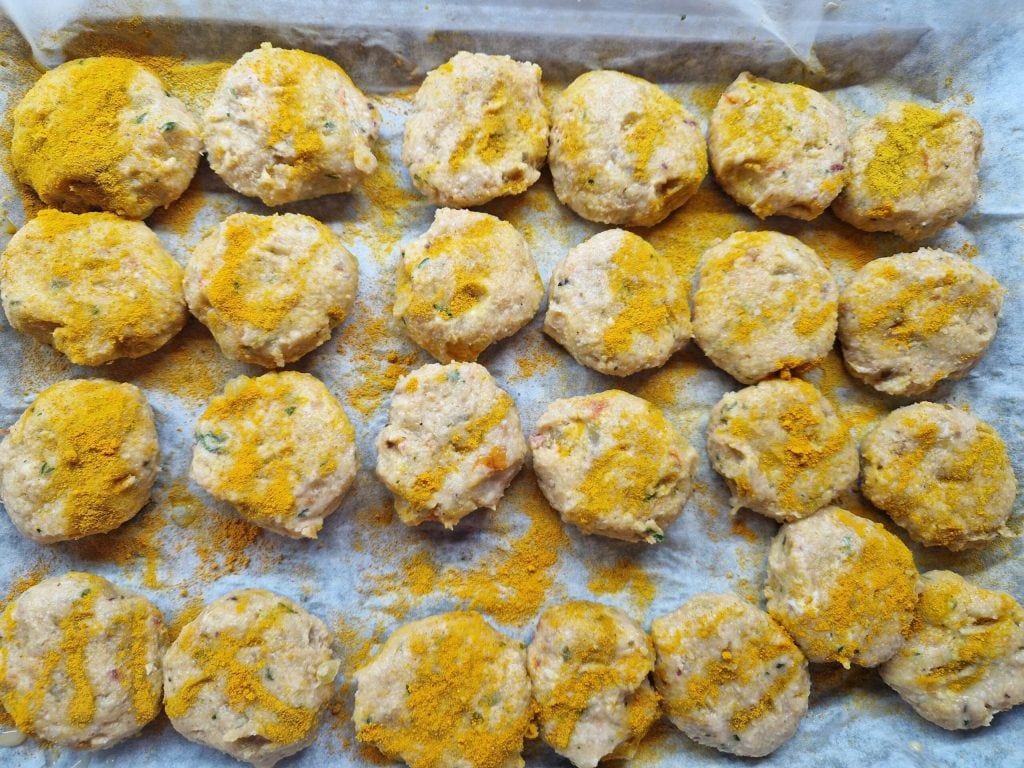 As almôndegas de peixe com cúrcuma