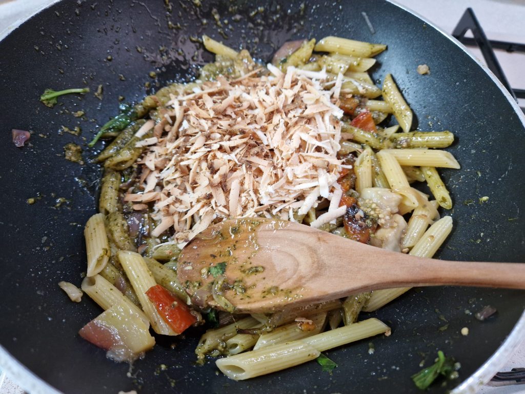 Massa com legumes, pesto e ricota siciliana