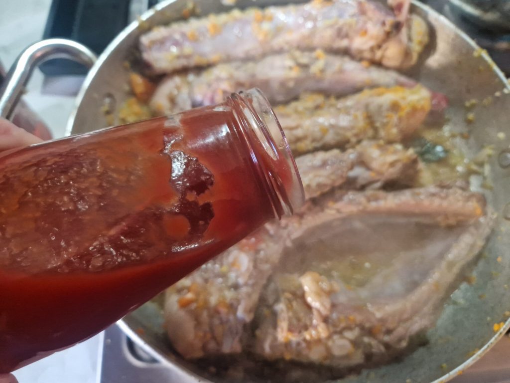 As costelinhas de porco ao molho