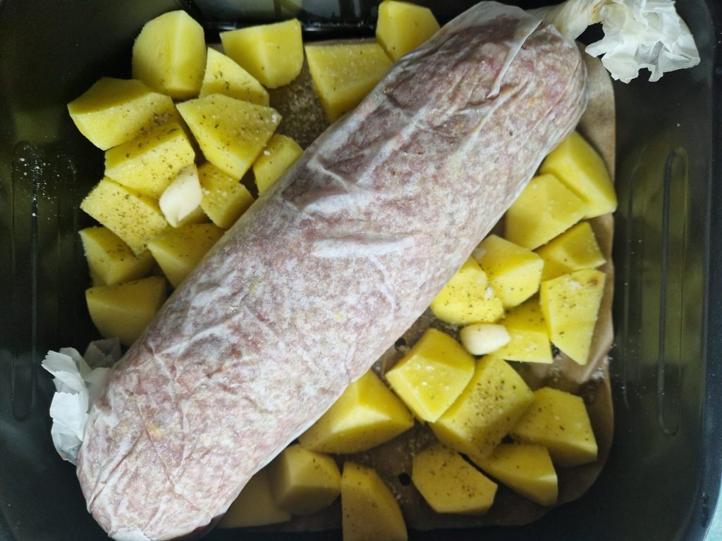 O bolo de carne na fritadeira a ar