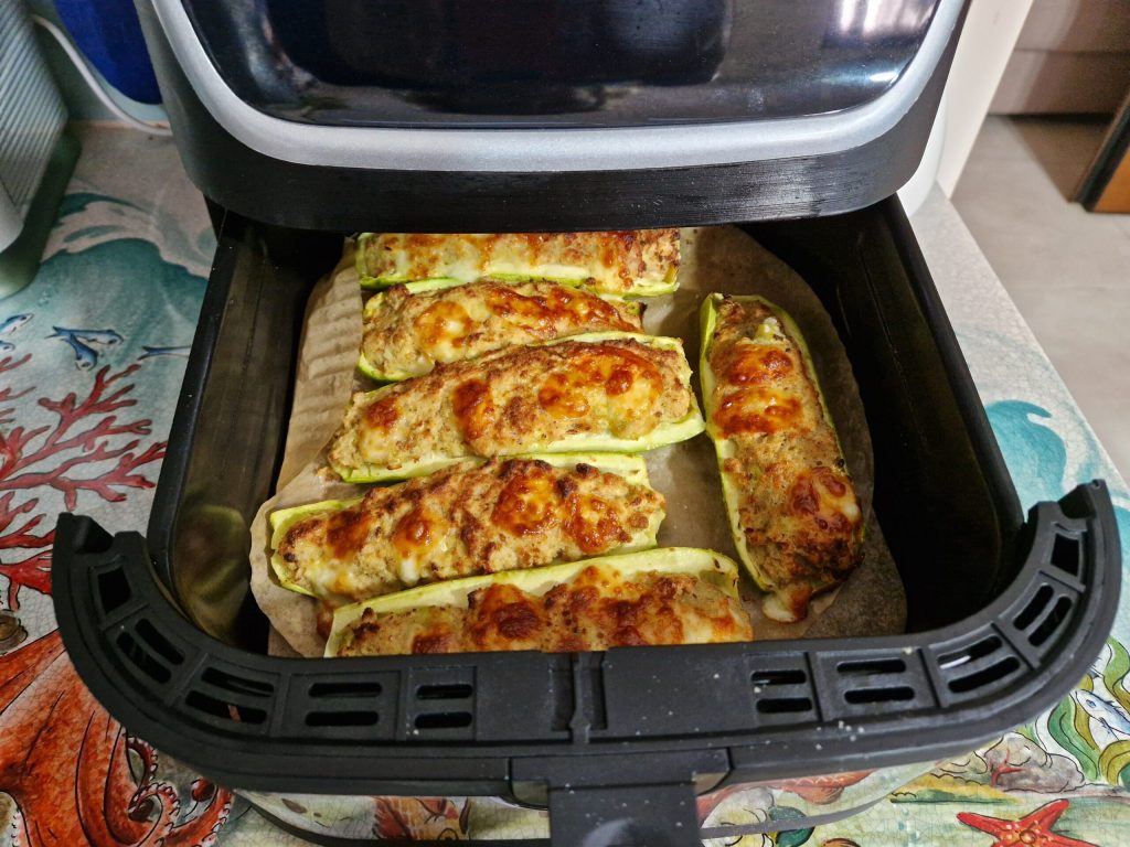As abobrinhas recheadas na fritadeira elétrica