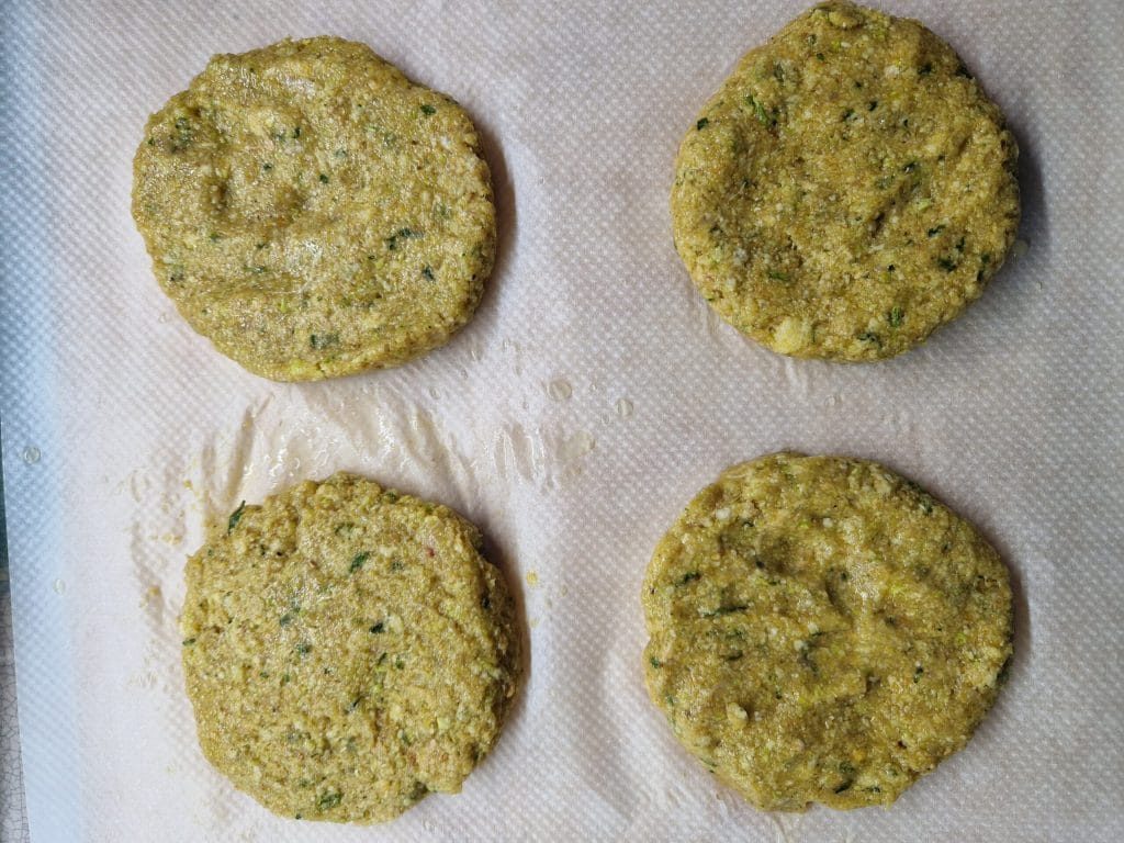 prontos os hambúrgueres de frango e legumes