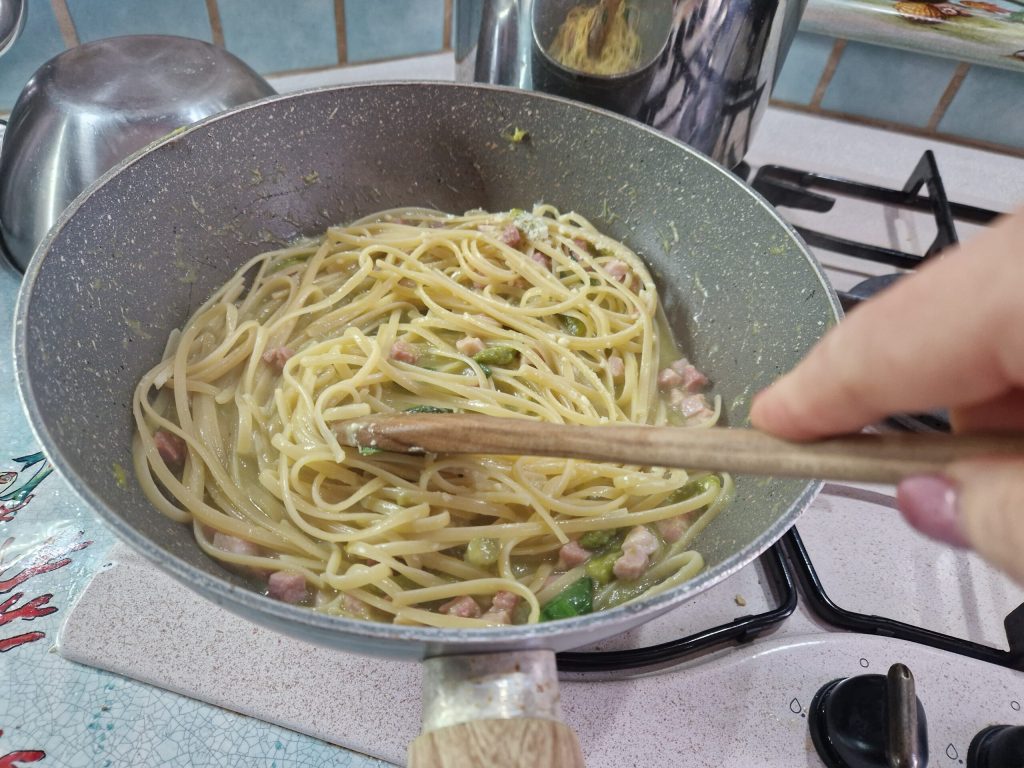 As linguine com aspargos e bacon crocante