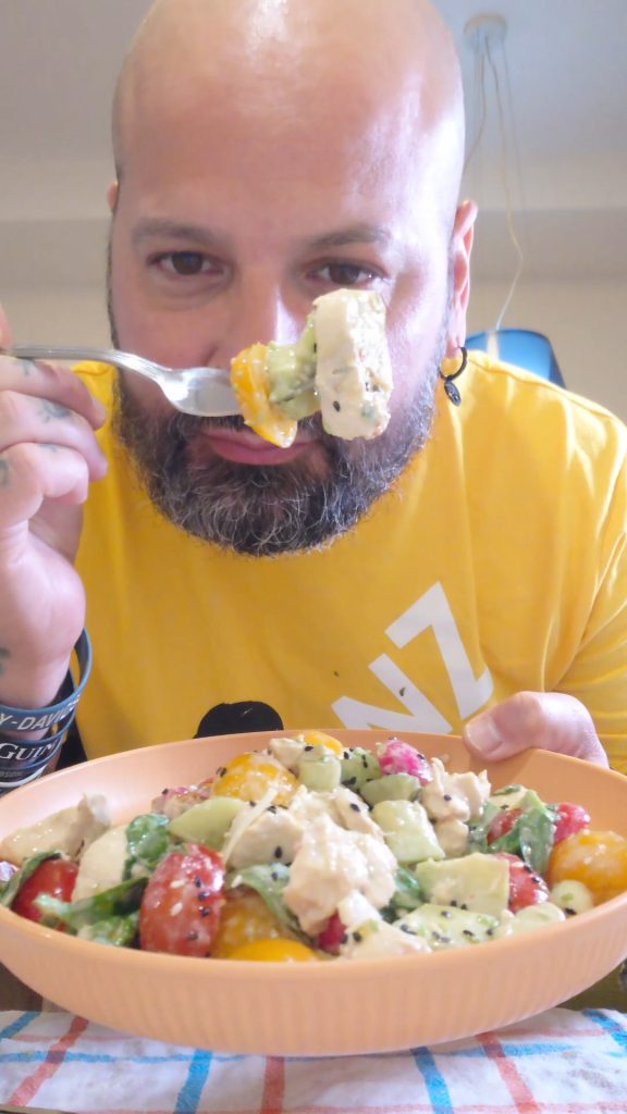 Salada de Frango de Verão Leve com Molho de Iogurte e Missô