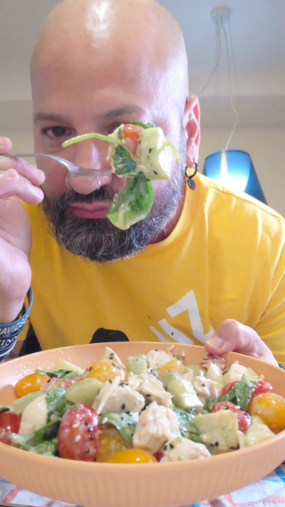 Salada de Frango de Verão Leve com Molho de Iogurte e Missô