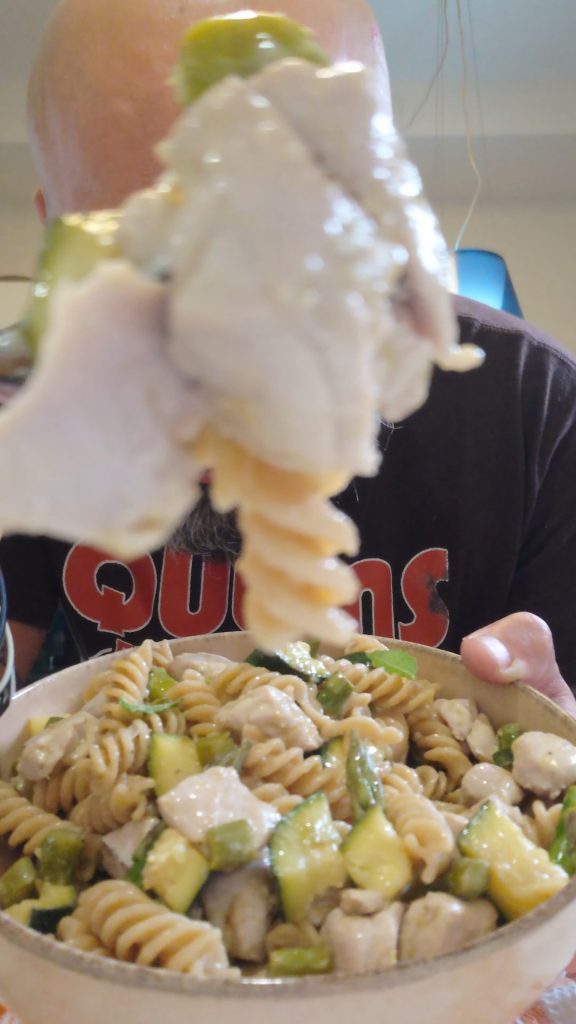 Macarrão com Abobrinha e Atum Fresco Selado Receita de Verão Rápida