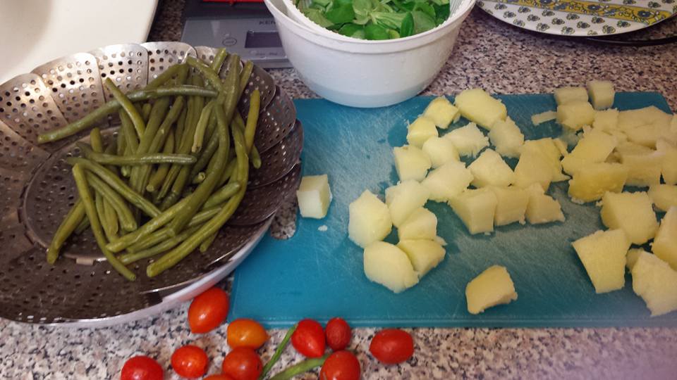 Salada de batata, atum e legumes