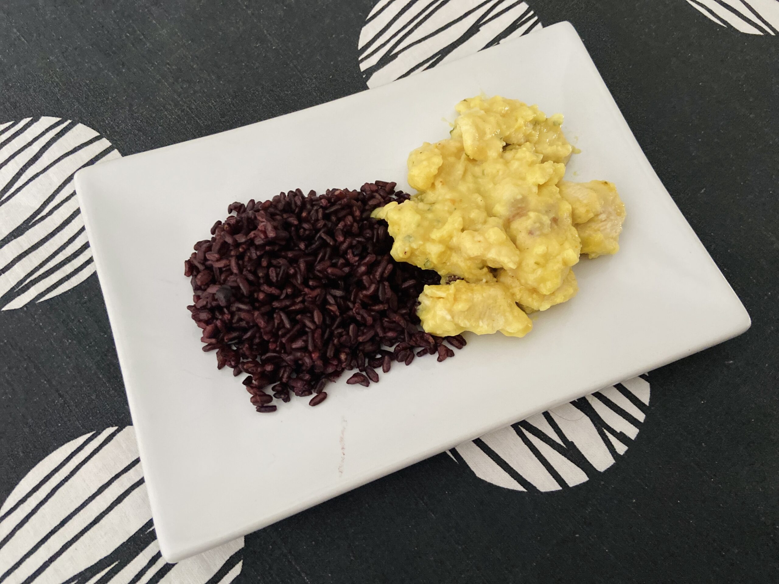 Cubos de peru ao curry com arroz venere