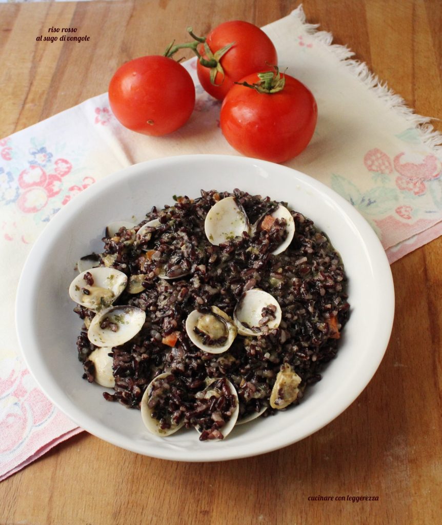 arroz vermelho com molho de amêijoas