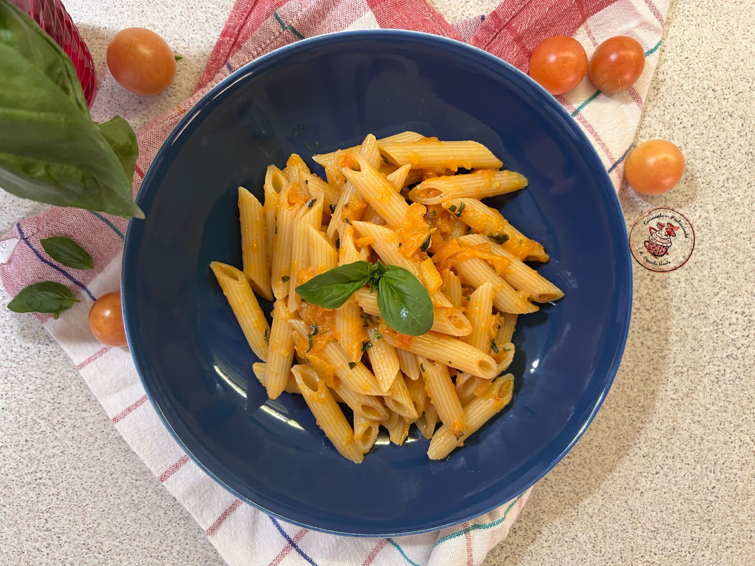 Penne com molho de tomatinhos amarelos
