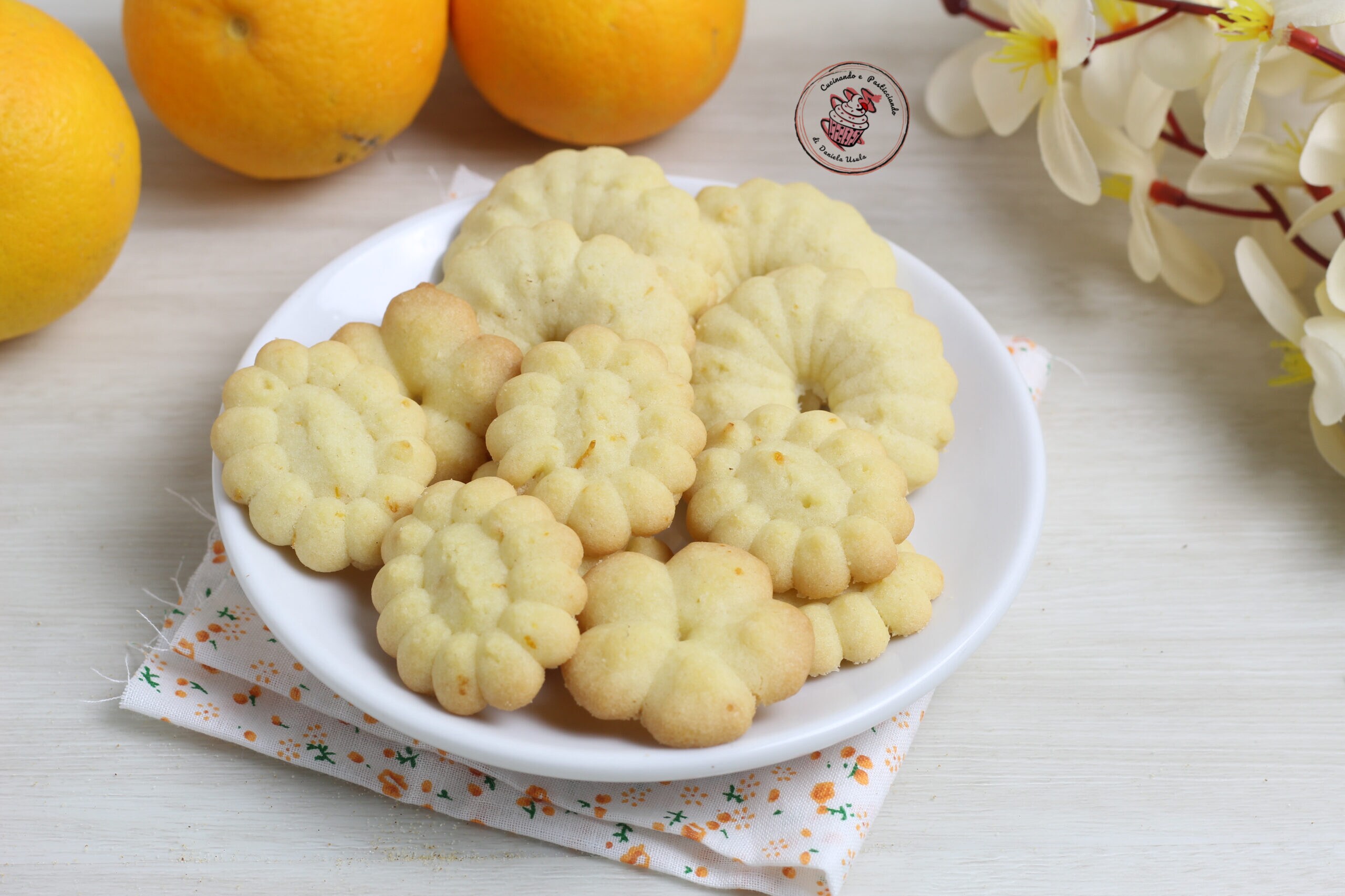 Biscoitos de massa amanteigada com laranja, derretem na boca