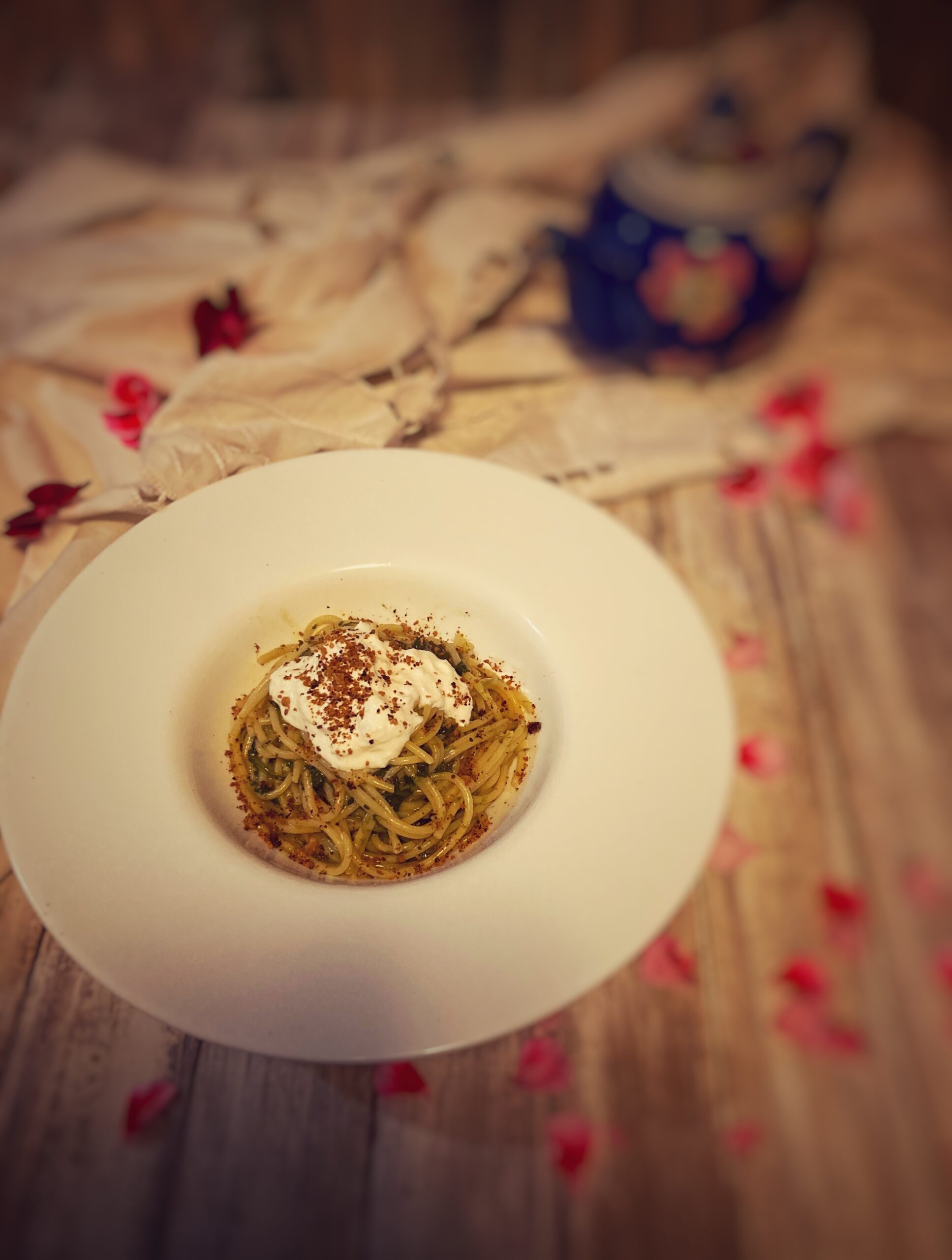 Espaguete risotado ao chá verde com espinafre e burrata