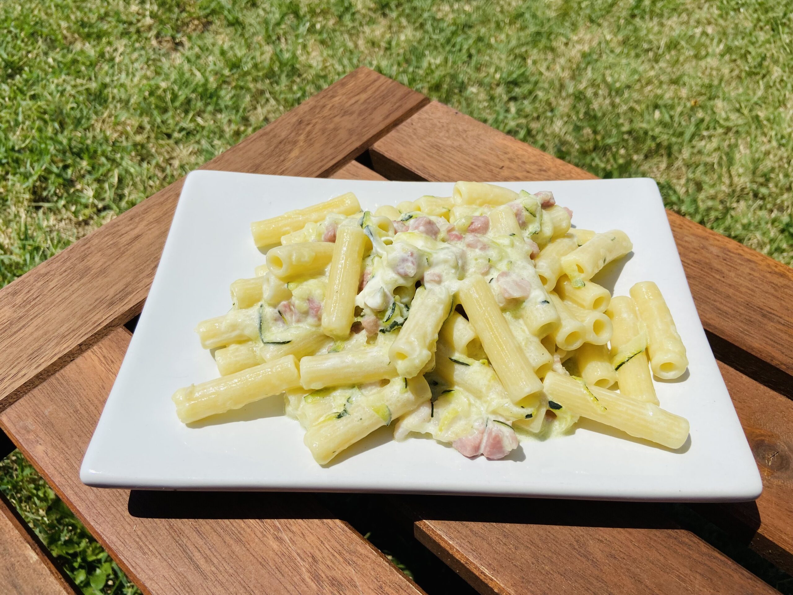 Sedanini com abobrinha e bacon