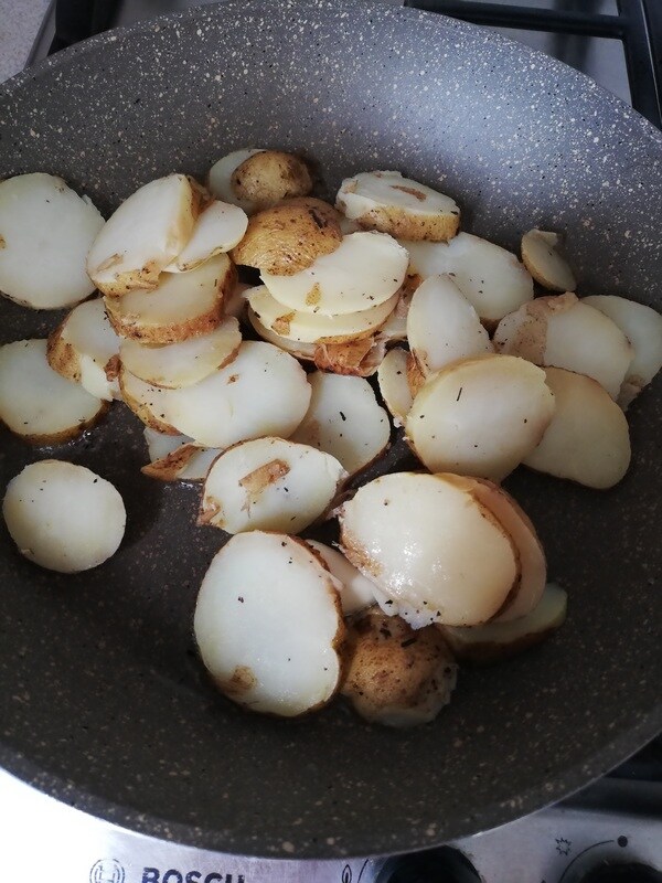 batatas al dente na frigideira com casca