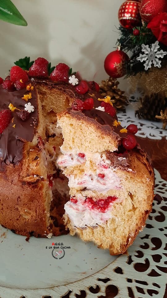 panetone recheado com creme de mascarpone e frutas vermelhas coberto com chocolate