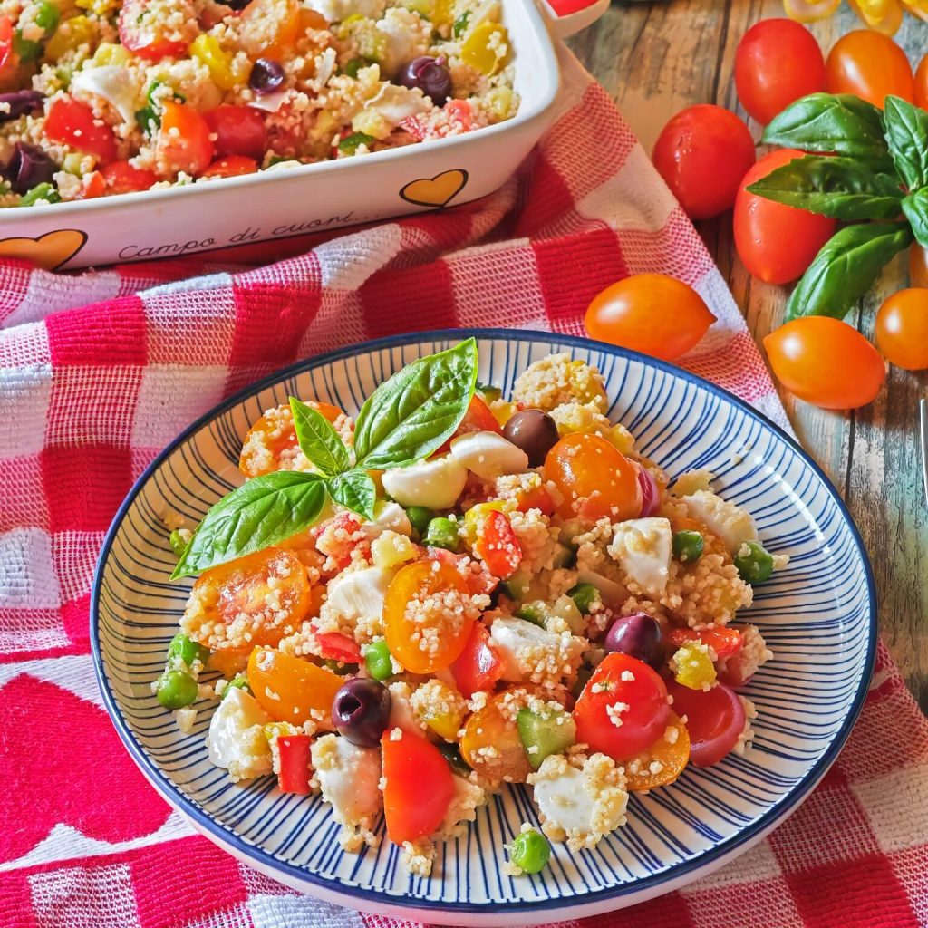 A salada de couscous à mediterrânea
