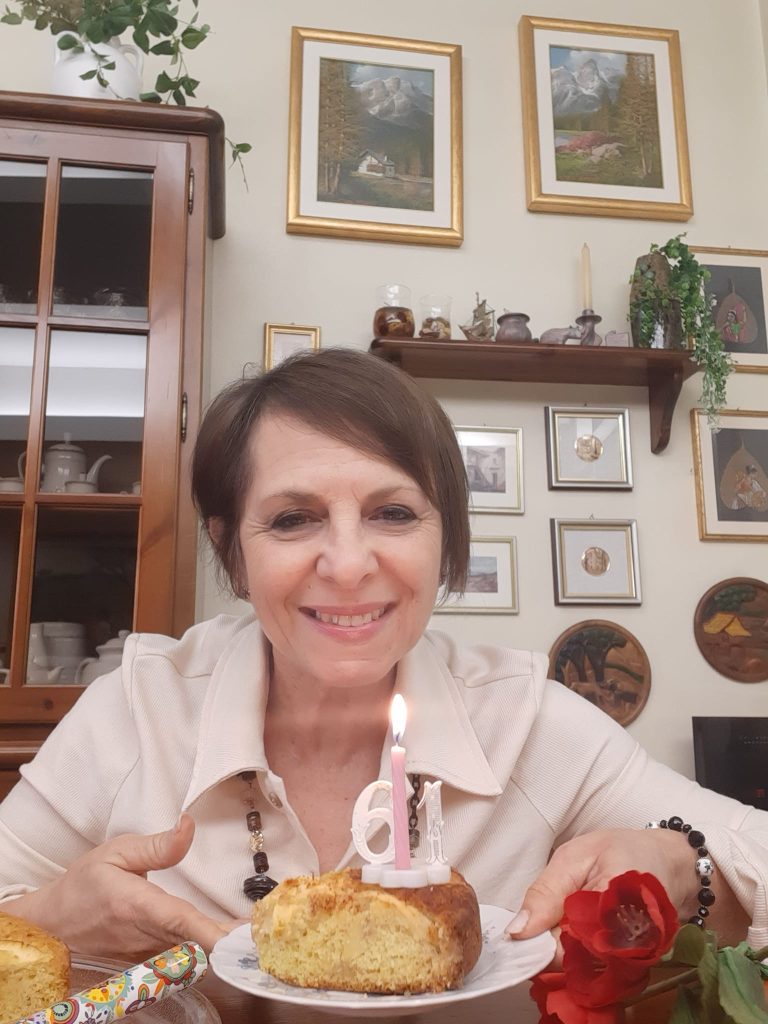 torta de maçã com geleia e biscoitos amaretti