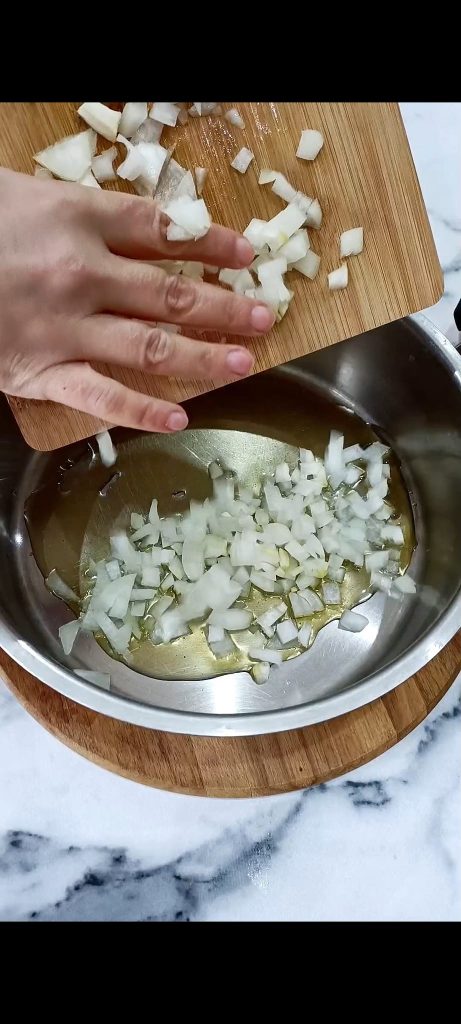 Refogamos a cebola picada