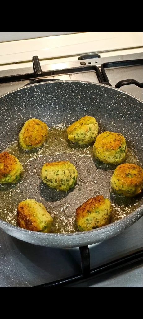 Formamos as almôndegas e as cozinhamos
