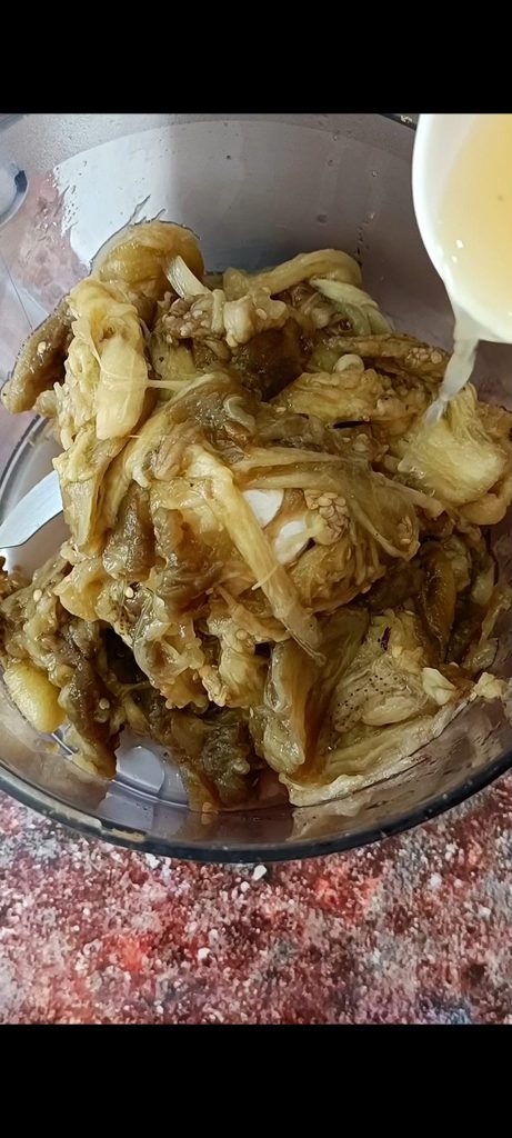 Transferimos a polpa para uma tigela ou para o processador de alimentos