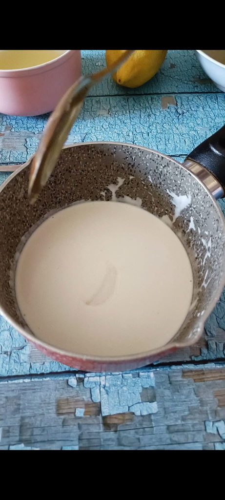 Colocamos creme de leite, açúcar e casca ralada de limão