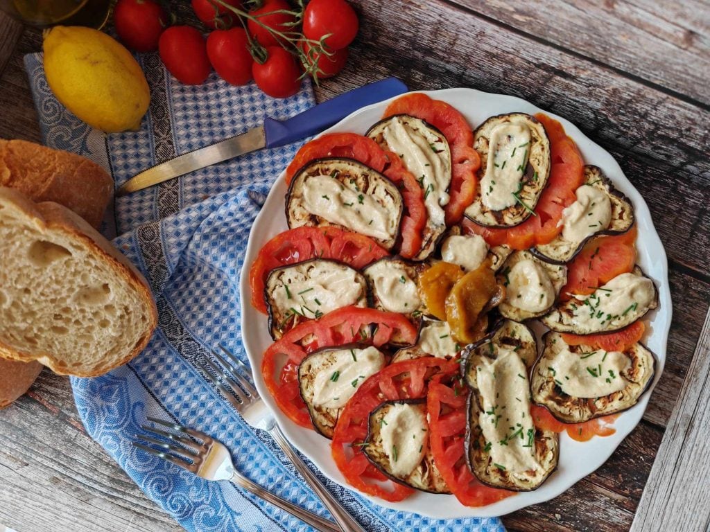 Berinjelas e tomates com molho de atum