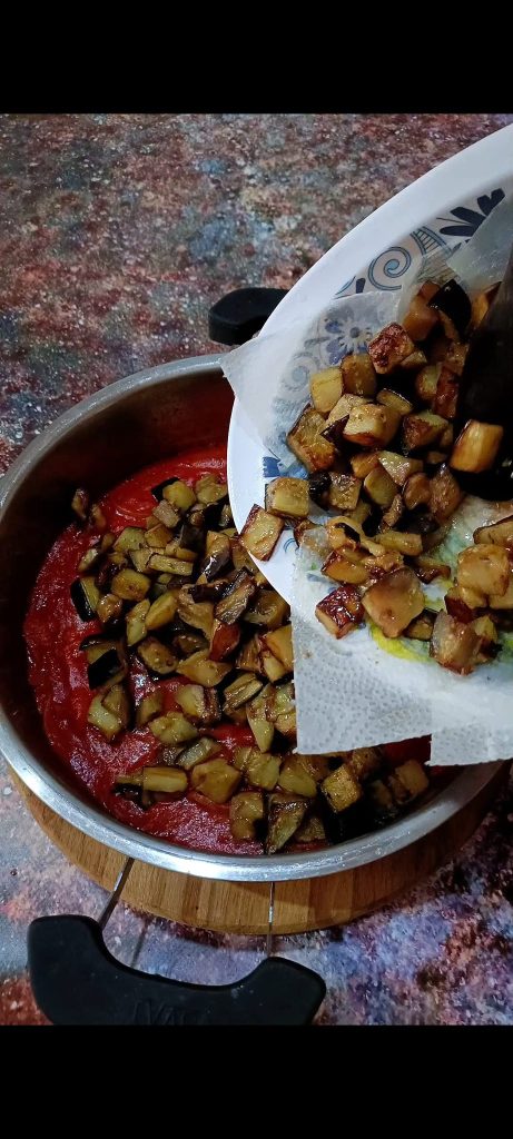 Juntamos as berinjelas ao molho de tomate