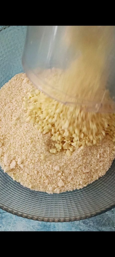 Misture amêndoas e chocolate branco em uma tigela