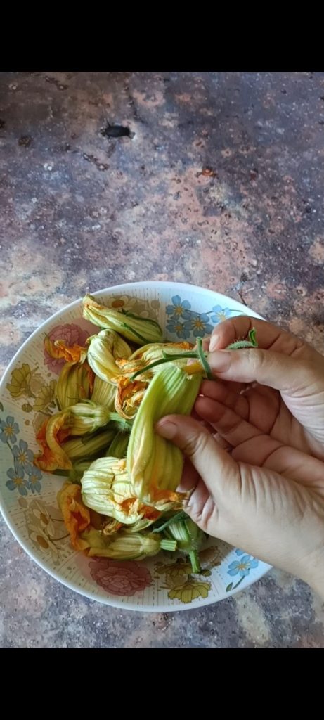 Limpamos as flores de abóbora