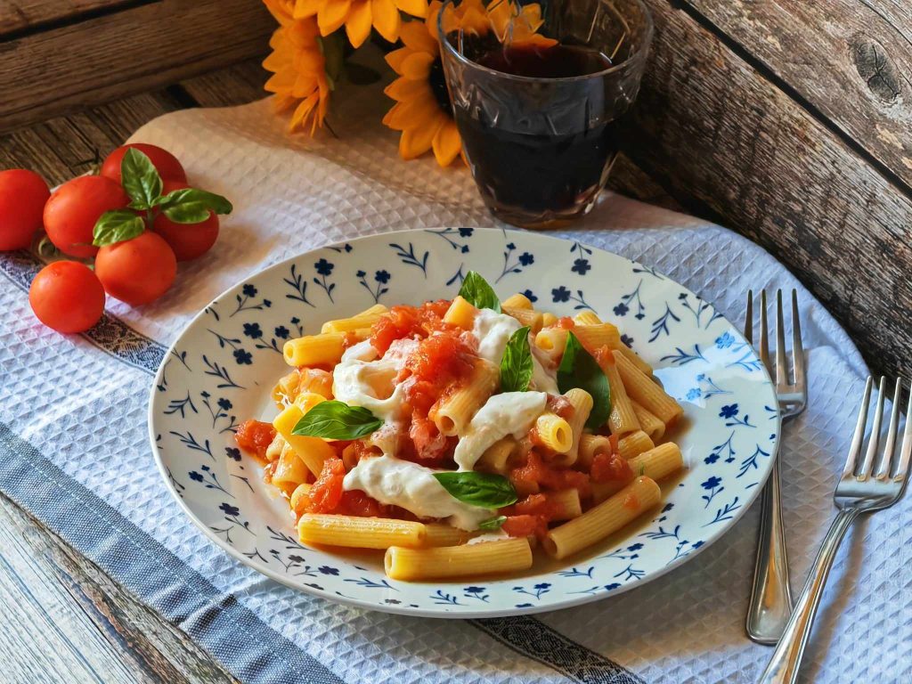 Macarrão com tomatinhos e stracciatella