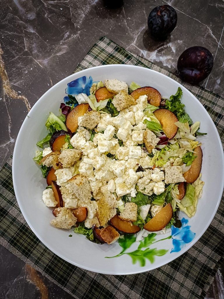 Salada de outono com ameixas e quartirolo