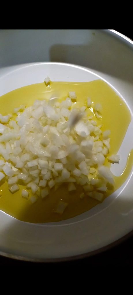 Cebola e alho picados refogados