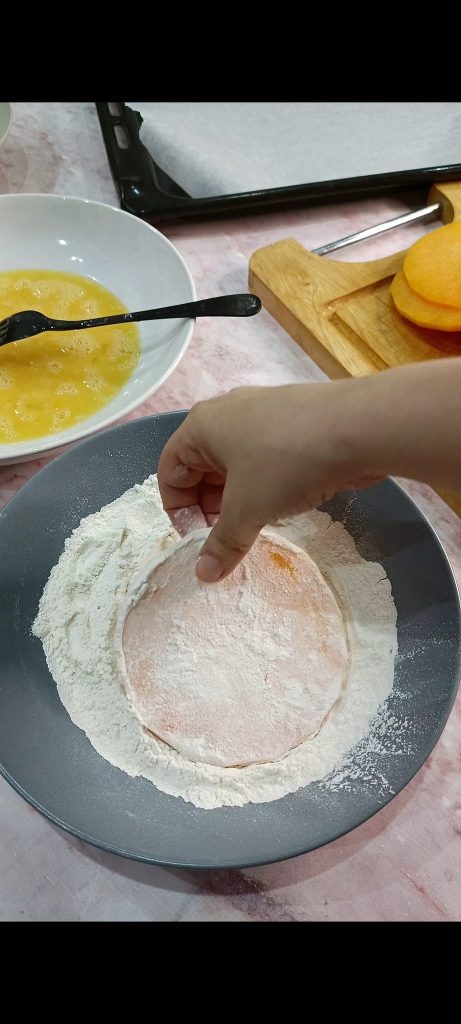 Enfarinhamos as fatias de abóbora