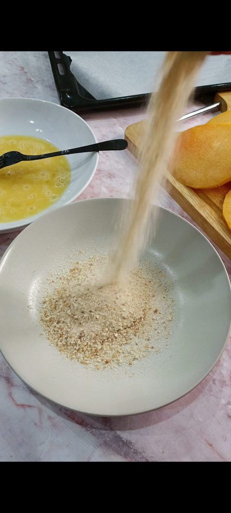 No terceiro prato colocamos a farinha de rosca