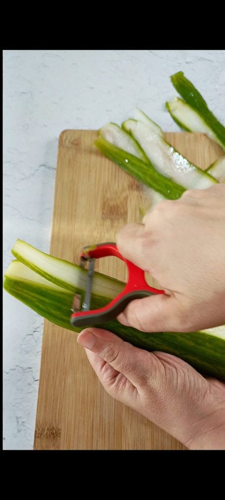 Cortamos o pepino em fatias finas