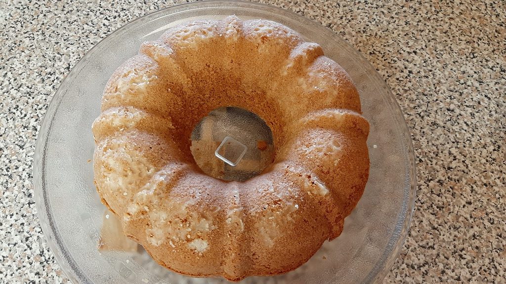 bolo de café com cobertura e gotas de chocolate