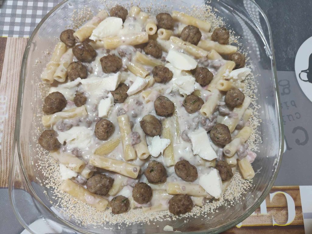 Macarrão ao forno branco com almôndegas