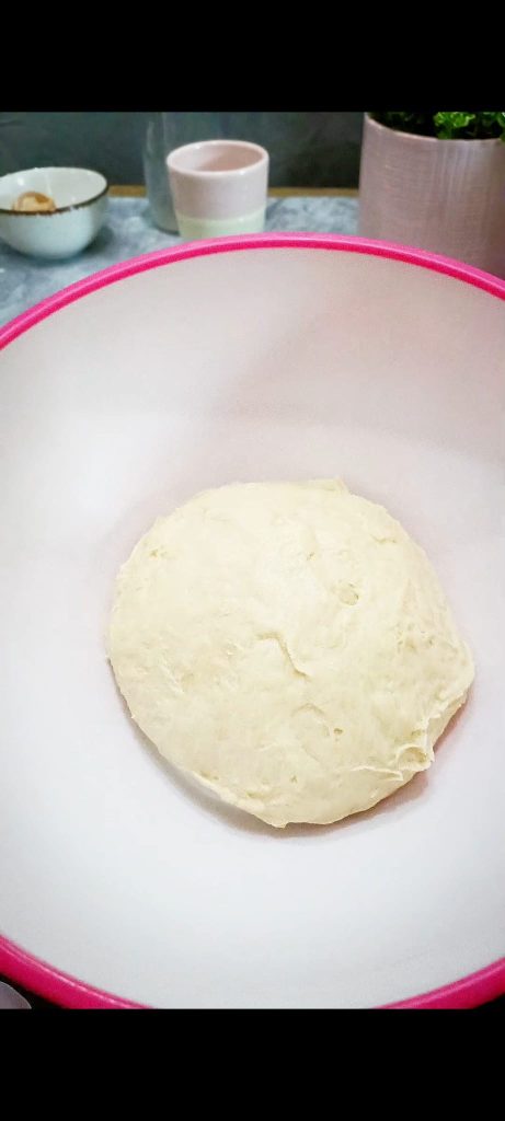 Trabalhamos os ingredientes até obter uma massa lisa e homogênea e a deixamos crescer até dobrar