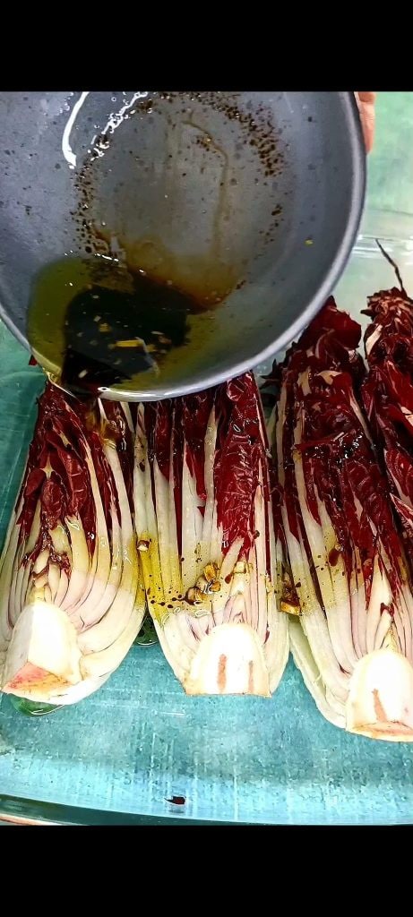 Despejamos a emulsão sobre o radicchio