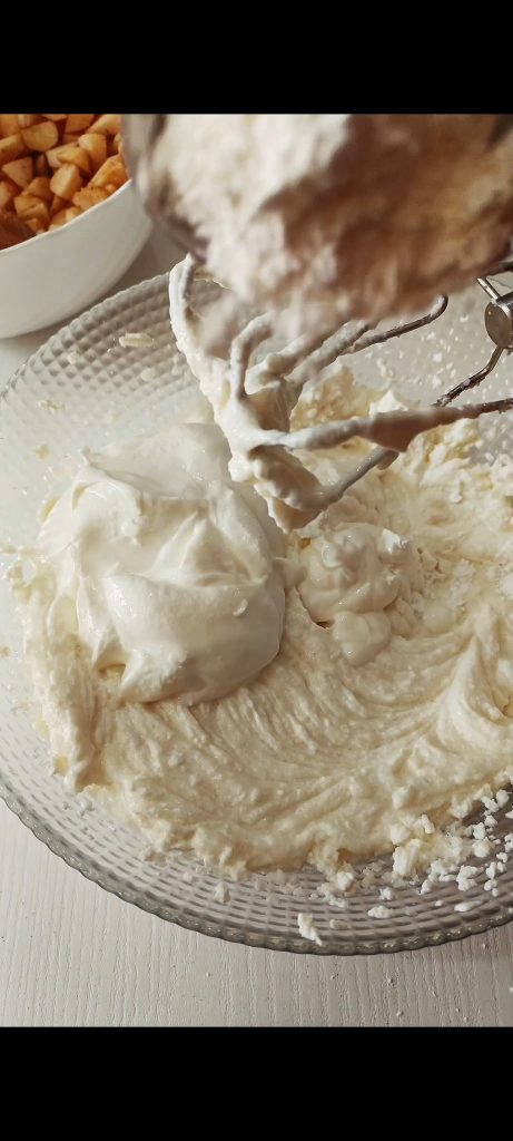 Misturamos queijo, iogurte grego, amido de milho, canela, baunilha