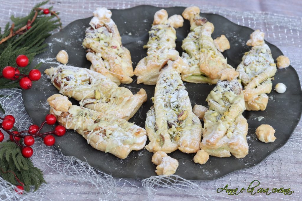 Triângulos recheados de massa folhada, árvores de Natal doces