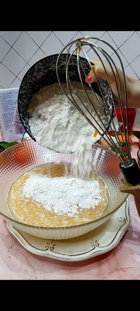 Adicionamos a farinha e o fermento pouco a pouco