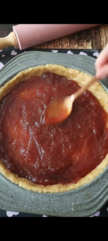 Recheamos a massa com compota ou geleia de morango
