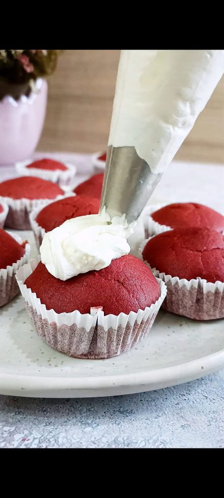 Decoramos com chantilly e cream cheese