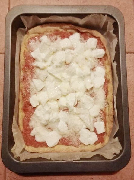 pizza aos 4 queijos com tomate
