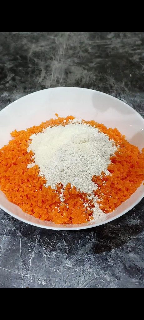 Misturamos as cenouras com farinha, ovos, parmesão