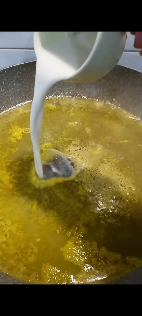 Despejamos o suco das laranjas com o amido