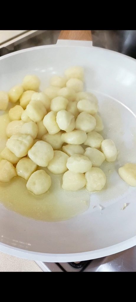 Escorremos os nhoques na frigideira