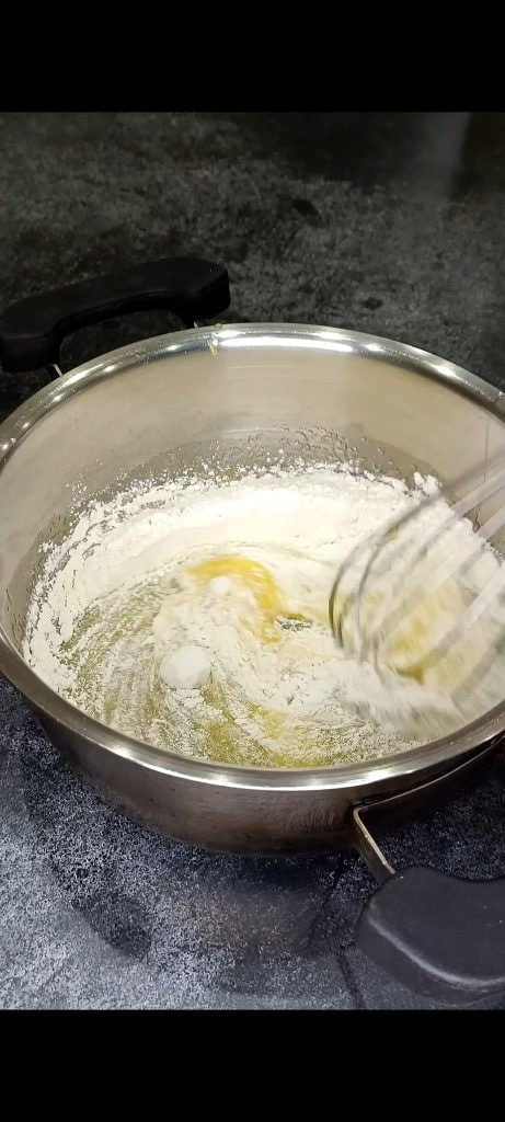Adicionamos a farinha e misturamos