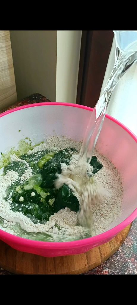 Farinha, espinafre, água e fermento